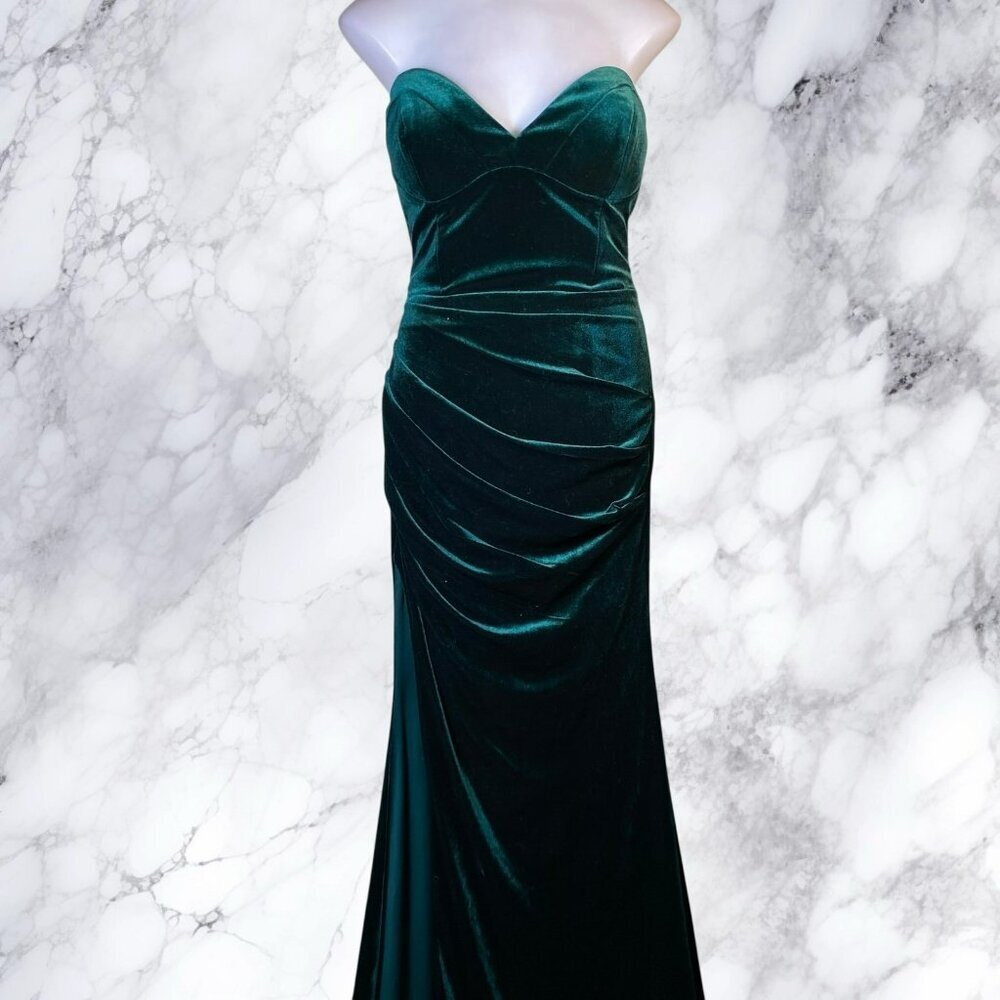 Ladivine by Cinderalla Divine CH176 Velvet Strapless Fitted Gown in Emerald - Picture 10 of 12